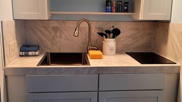 Réfrigérateur, micro-ondes, plaque de cuisson, cafetière/bouilloire