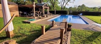 Cottage on quiet farm close to town and wineries