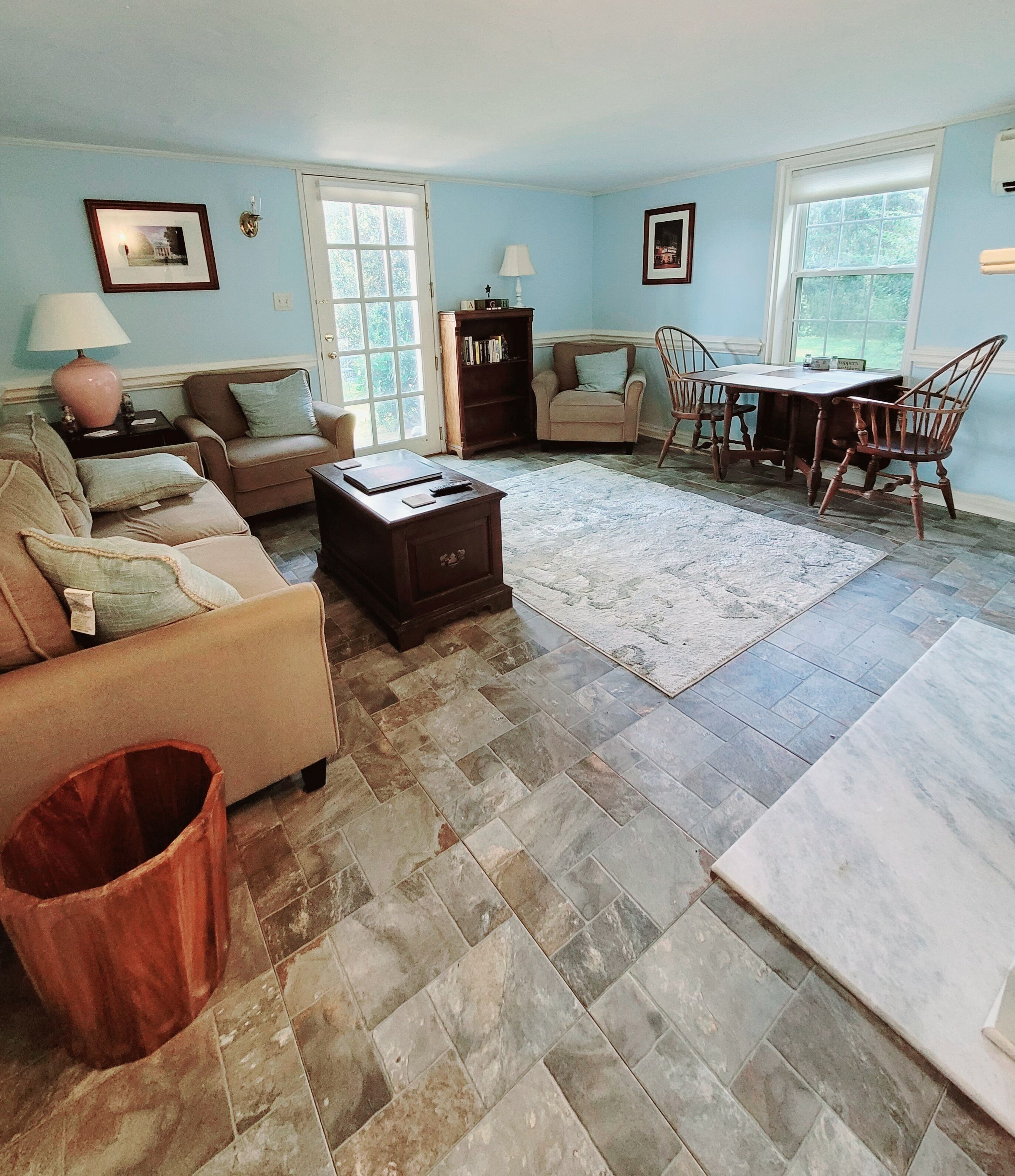 Smart-TV, Kamin, Bücher