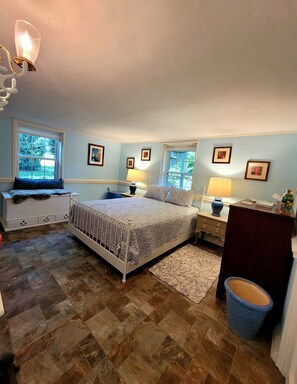 1 bedroom, iron/ironing board, free WiFi, bed sheets - Cottage on quiet farm close to town and wineries  (Charlottesville)