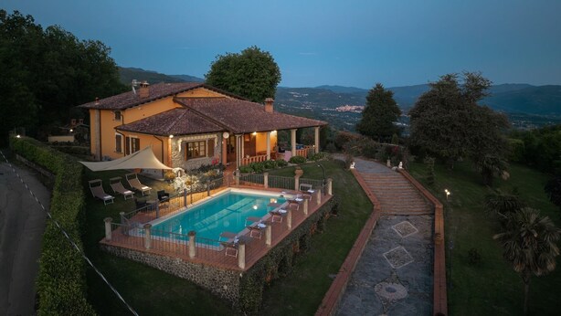 A villa with a swimming pool, a covered patio, and a view of the surrounding hills. - Colle Santa Cristina, Castelnuovo di Garfagnana, Lucca and Viareggio (Castelnuovo di Garfagnana)