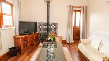 Cottage | Living room | Fireplace