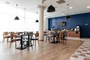 Daily buffet breakfast (EUR 19 per person) - Appart'City Collection Saint Germain en Laye (Saint-Germain-en-Laye)