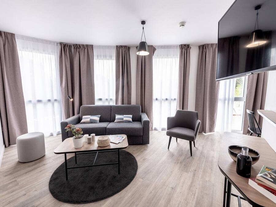 Apartamento, 1 quarto | Área de estar | TV de tela plana 26 polegadas com canais digitais, escritórios