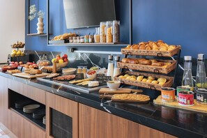 Daily buffet breakfast for a fee - Appart'City Collection Saint Germain en Laye (Saint-Germain-en-Laye)