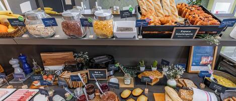 每日供应自助式早餐(每人 EUR 19)
