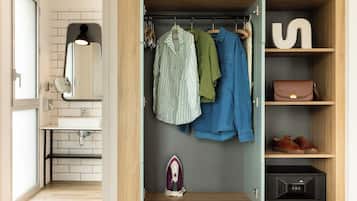 Executive Studio | In-room safe, desk, laptop workspace, blackout drapes