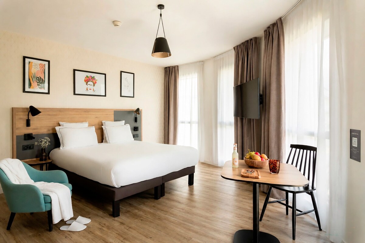 Executive Studio | Premium bedding, in-room safe, desk, laptop workspace
