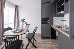 Apartamento, 1 quarto | Cozinha privada | Máquina de café expresso, frigobar, micro-ondas, cooktop