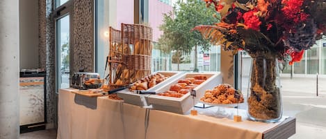 Buffet déjeuner (19 EUR par personne)