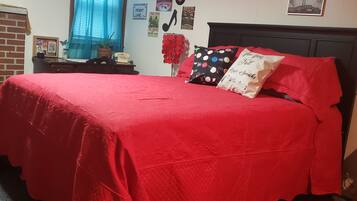 1 soveværelse, pengeskab på værelset, skrivebord, strygejern/strygebræt