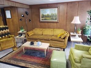 Smart-TV, Bücher, Musikbibliothek, Stereoanlage