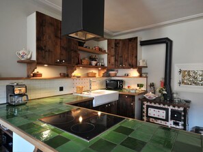 Fridge, microwave, oven, stovetop - Le Prévôt **** Maison 1603 , Charm and luxury between Riquewihr and Ribeauvillé (Hunawihr)