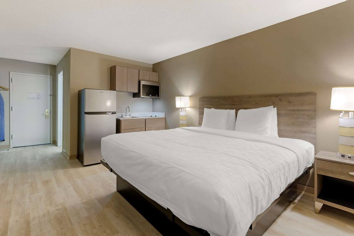 Standard Room, 1 King Bed, Non Smoking | Pillowtop beds, WiFi (free), bed sheets