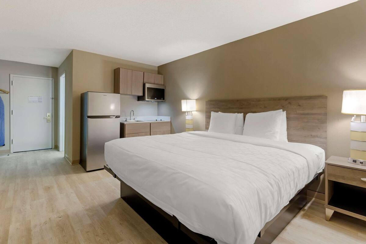 Pillowtop beds, WiFi (free), bed sheets