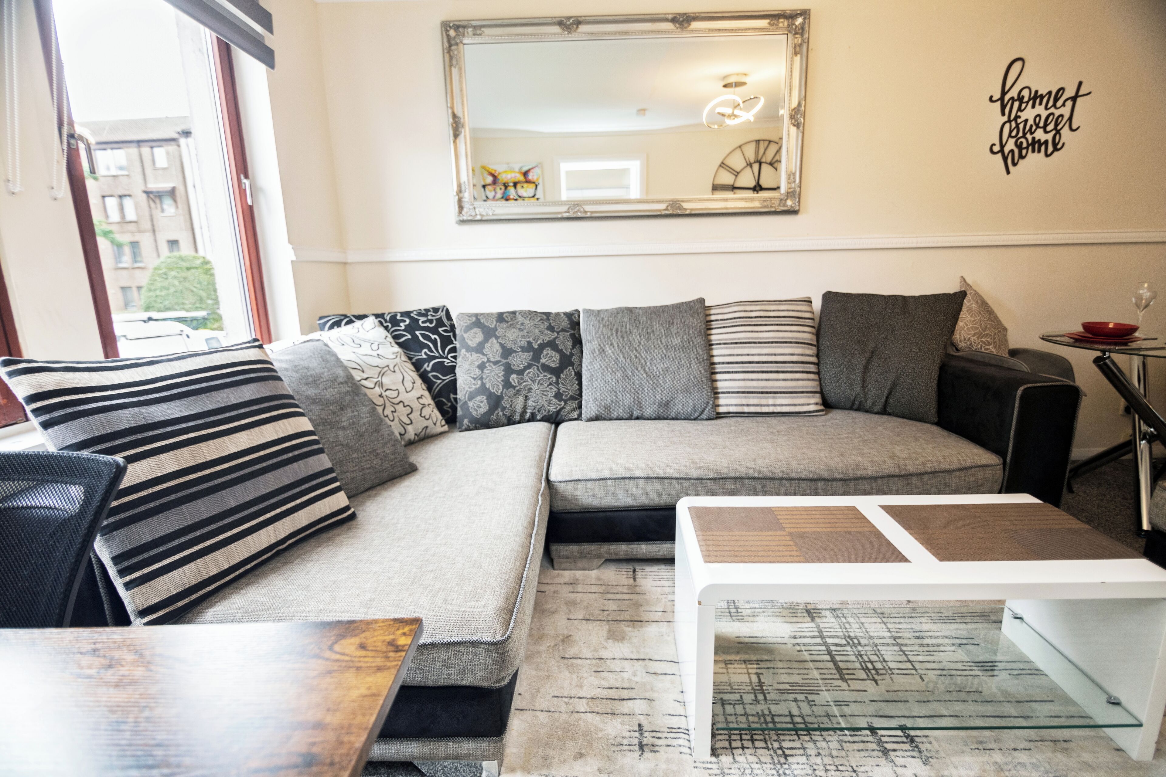 Apartment | Living area | 30-inch TV with digital channels