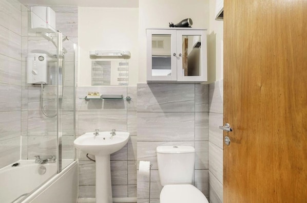 Apartment | Bathroom | Combined shower/tub, deep soaking tub, hair dryer, towels