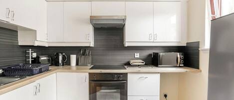 Departamento | Cocina privada | Refrigerador, microondas, horno y parrilla de estufa