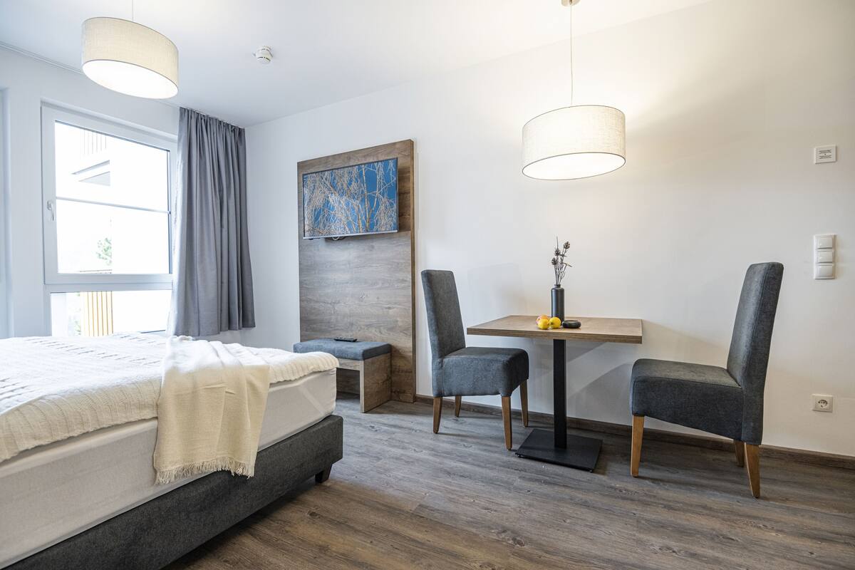 Comfort tweepersoonskamer (Plus) | Woonruimte | Een flatscreentelevisie en vloerverwarming