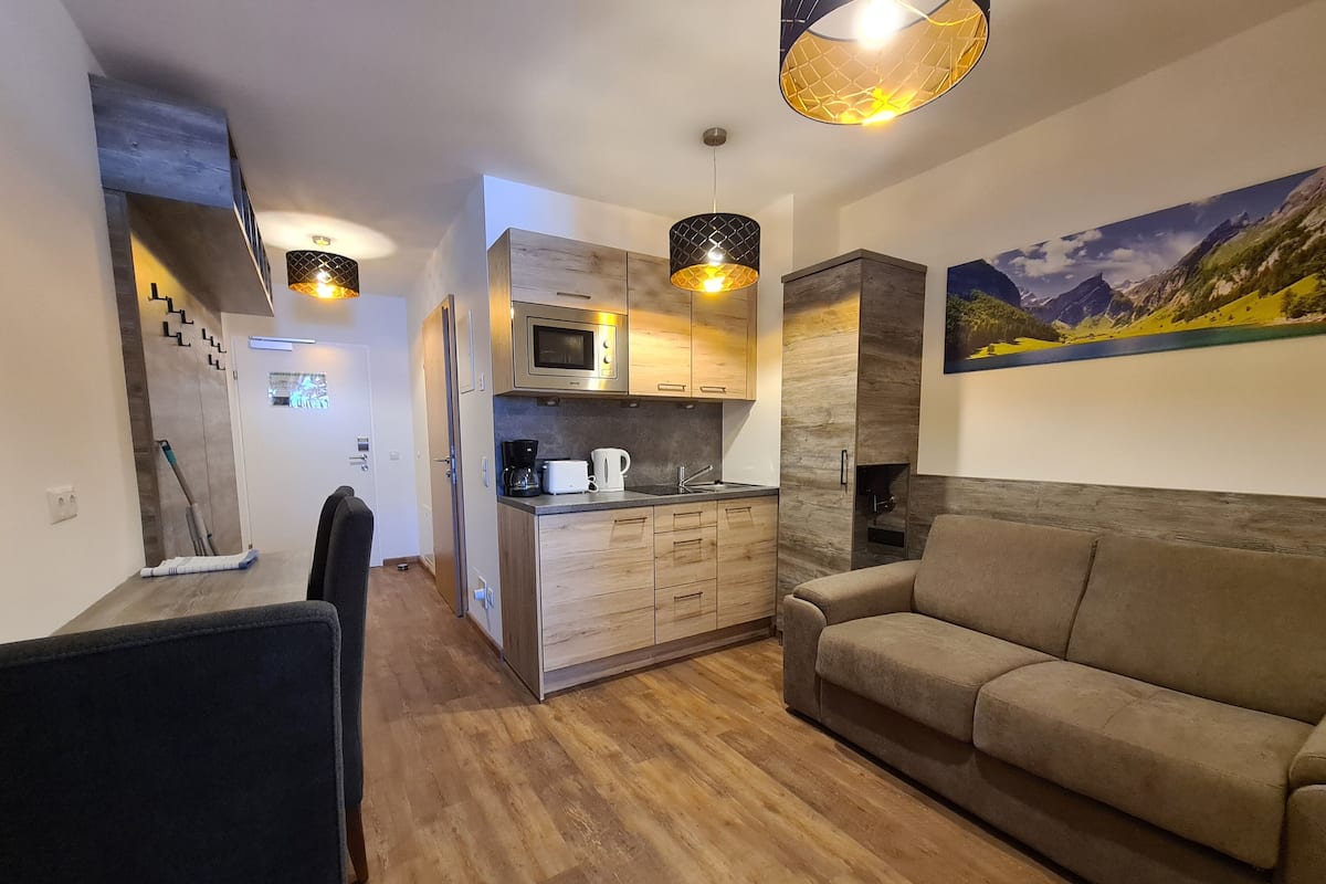 Superior family hotel apartment AD1HFS | Woonruimte | Een flatscreentelevisie en vloerverwarming