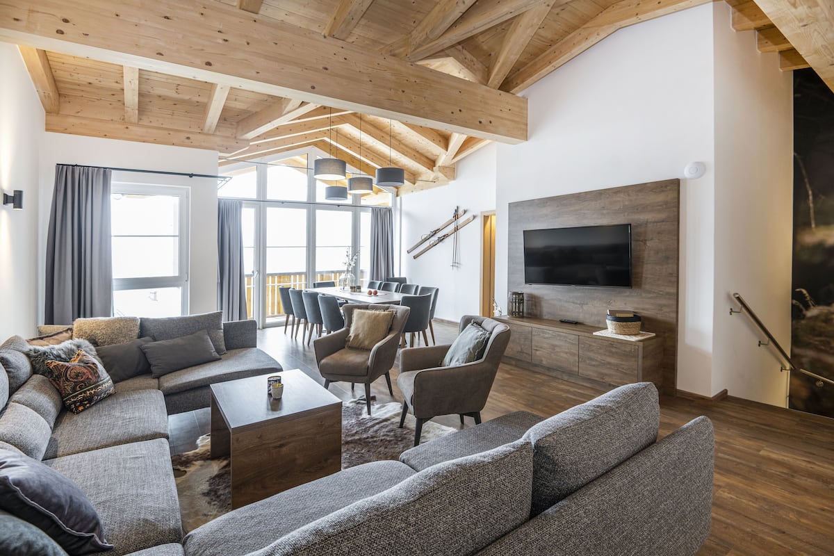 Penthouse Fuenfzimmer Apartment AD5P | Woonruimte | Een flatscreentelevisie en vloerverwarming