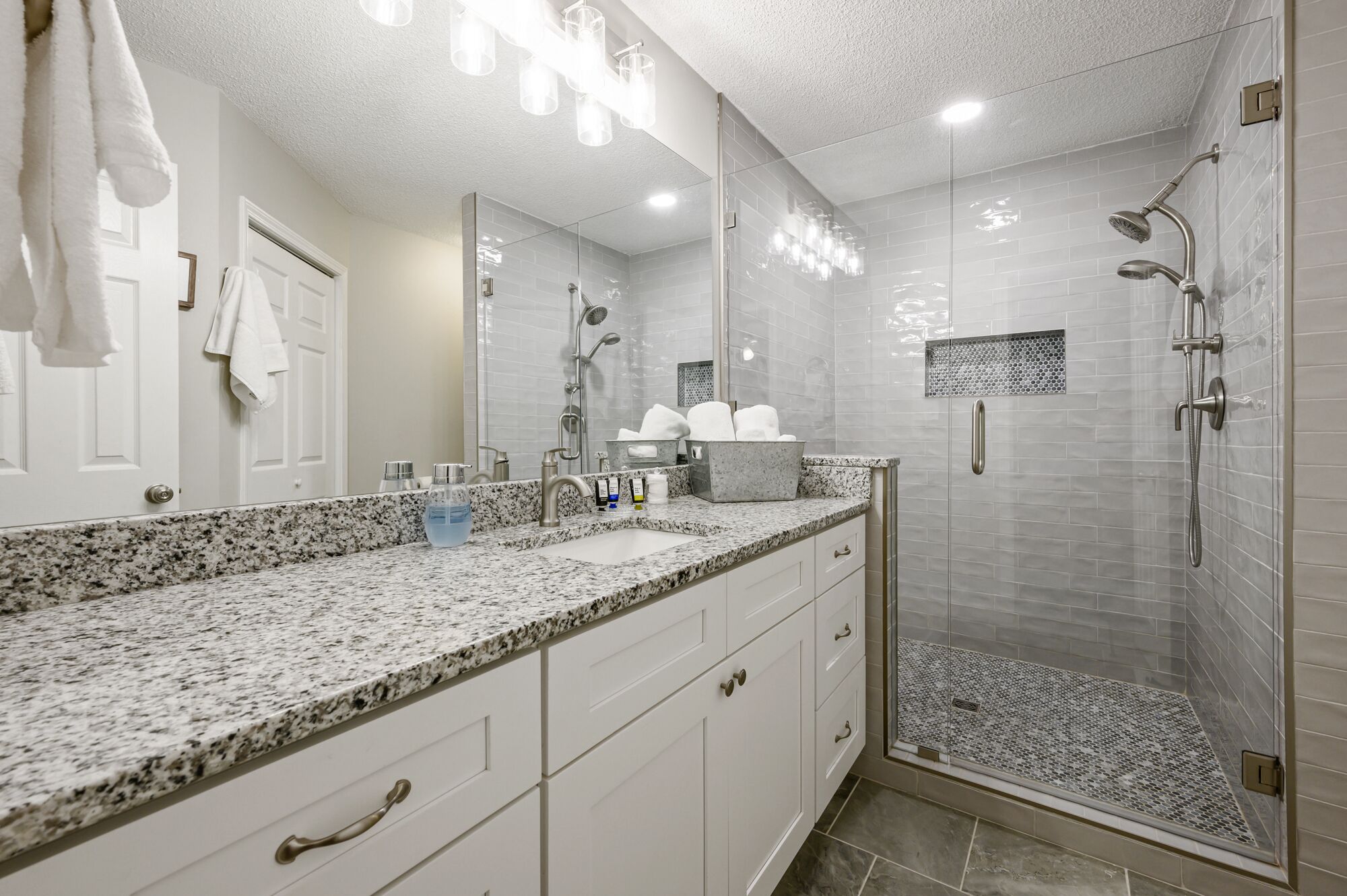 Combined shower/bathtub, hair dryer, towels