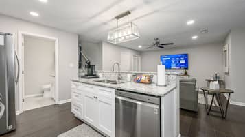 Jääkaappi, mikroaaltouuni, uuni, liesi