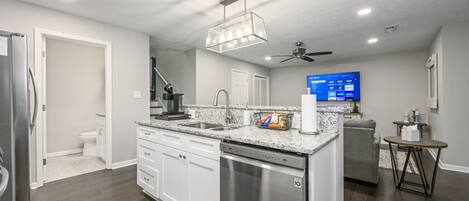 冷蔵庫、電子レンジ、オーブン、コンロ