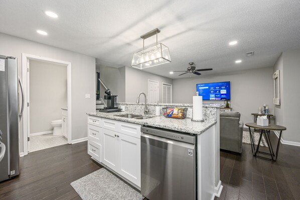 Jääkaappi, mikroaaltouuni, uuni, liesi