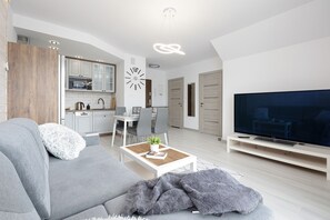 Apartment, 1 Bedroom, Balcony | Ruang tamu | 40 inci televisyen skrin rata dengan kabel, TV 
