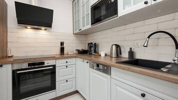 Apartemen, 1 kamar tidur, balkon | Dapur kecil pribadi | Microwave, mesin pencuci piring, dan mesin pembuat kopi/teh