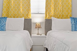 1 bedroom, iron/ironing board, WiFi, bed sheets - Cowboys Getaway- WALK to ATT stdm* PROF cleaned (Arlington)