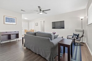 TV - Cowboys Getaway- WALK to ATT stdm* PROF cleaned (Arlington)