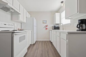 冷蔵庫、電子レンジ、オーブン、コンロ