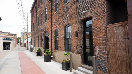 Pickle Factory Hotel—2BR Next to Wenzel Distillery