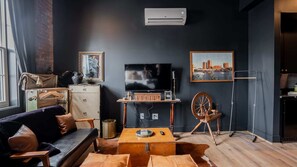 Televisión y oficina 