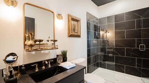 Baignoire, sèche-cheveux, serviettes fournies, shampoing