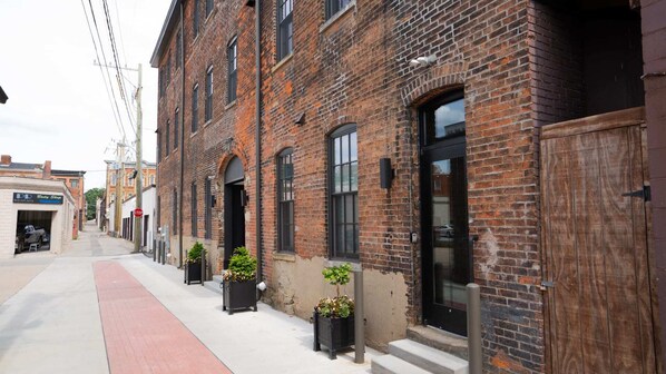 Exterior - Pickle Factory Hotel—1BR Close to Stadiums & Bars (Covington)