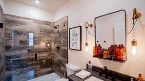 Bathtub, hair dryer, towels, shampoo - Pickle Factory Hotel—1BR Close to Stadiums & Bars (Covington)