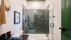 Badewanne, Haartrockner, Handtücher, Shampoo
