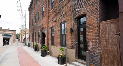 Pickle Factory Hotelâ8BR Full Hotel w/Free Parking