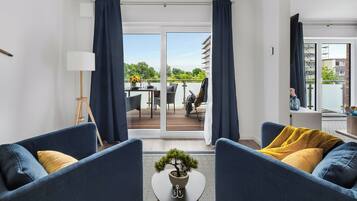 Fernseher, Tischtennisplatte, Videothek