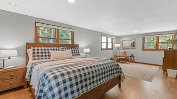 4 bedrooms, iron/ironing board, free WiFi, bed sheets