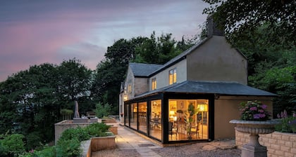 Beautiful hill side house with stunning valley view in the centre of Cotswolds