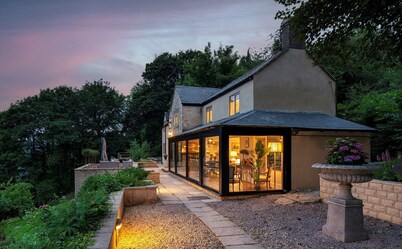 Beautiful hill side house with stunning valley view in the centre of Cotswolds