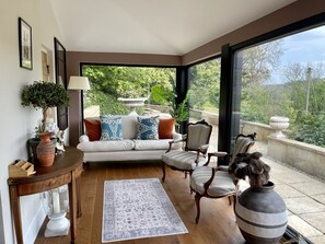 Smart-tv, pejs, bøger, musikbibliotek