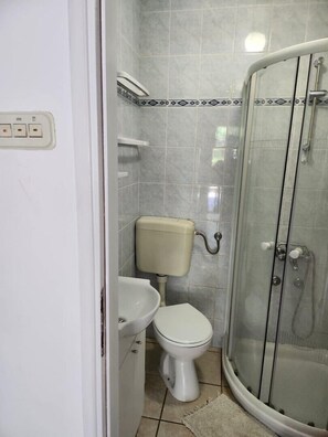 Dusche, Haartrockner, Handtücher