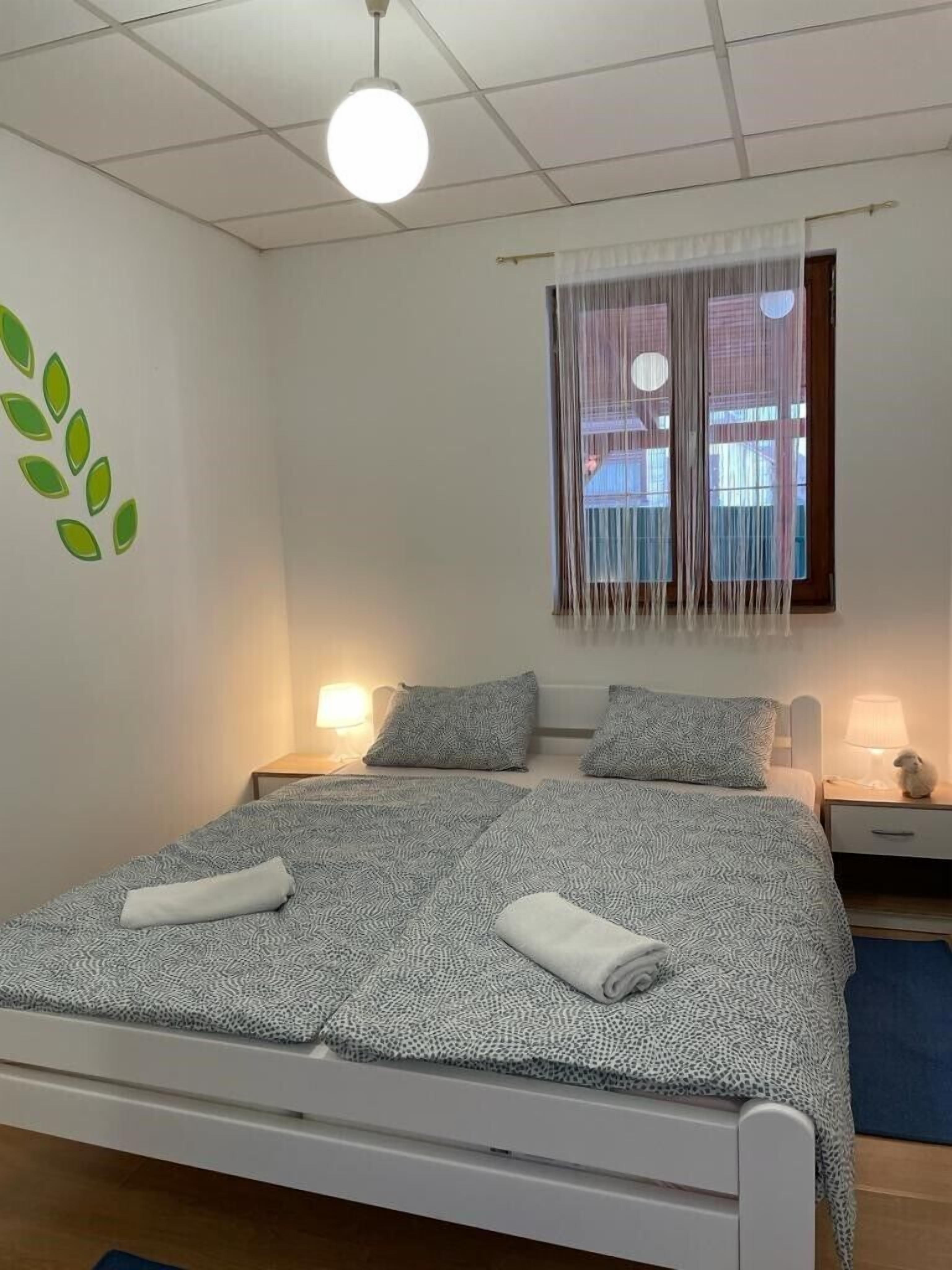 2 عدّة غرف نوم وواي فاي وملاءات أسرّة