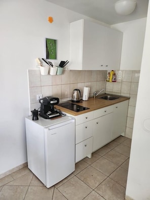 Køleskab, kogeplade, kaffe-/temaskine, brødrister