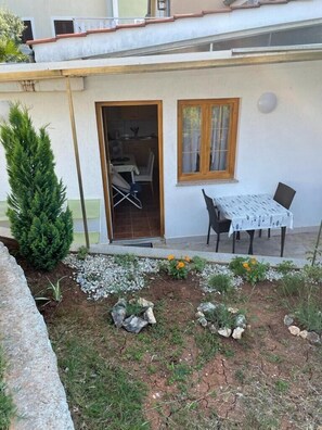 Outdoor dining - Apartment Pape Studio no. 1 *** with terrace (Malinska)